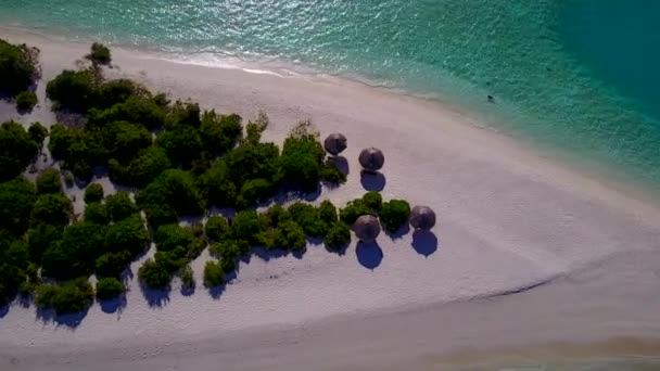 Drone widok krajobraz spokojnej nadmorskiej przygody plaży przez niebieską lagunę i białe piaszczyste tło — Wideo stockowe