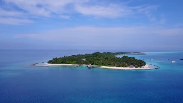 Aerial drone seascape de férias de praia costa perfeita por oceano azul com fundo arenoso branco — Vídeo de Stock
