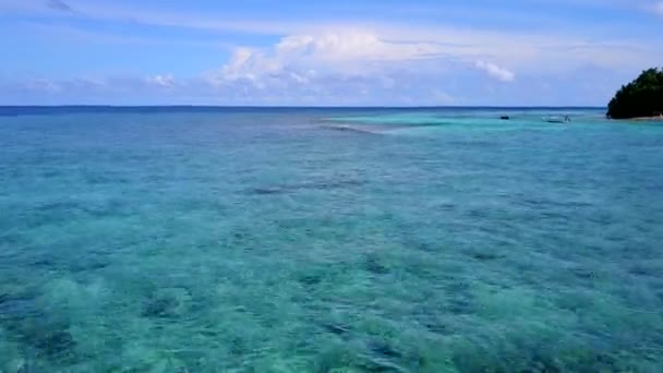 Drone panorama de férias de praia ilha marinha por mar transparente e fundo arenoso branco — Vídeo de Stock