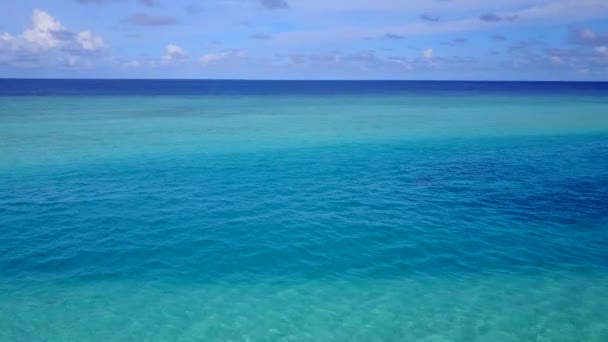 Paisaje aéreo de vacaciones de playa de isla tropical por océano verde azul con fondo de arena blanca — Vídeo de stock