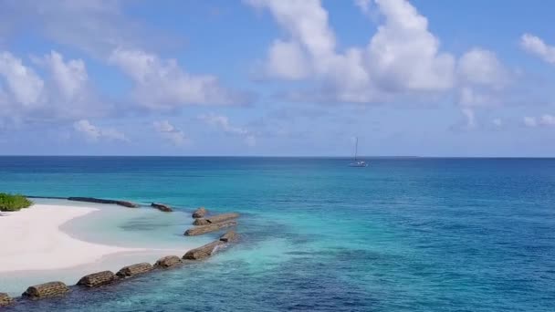Widok z lotu ptaka krajobraz tropikalnej plaży brzegowej dzika przyroda przez płytkie wody z białym, piaszczystym tle — Wideo stockowe