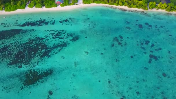 Αεροφωτογραφία τοπίο της πολυτελούς παραλιακής παραλιακής εκδρομής με γαλαζοπράσινη θάλασσα με φόντο τη φωτεινή άμμο — Αρχείο Βίντεο