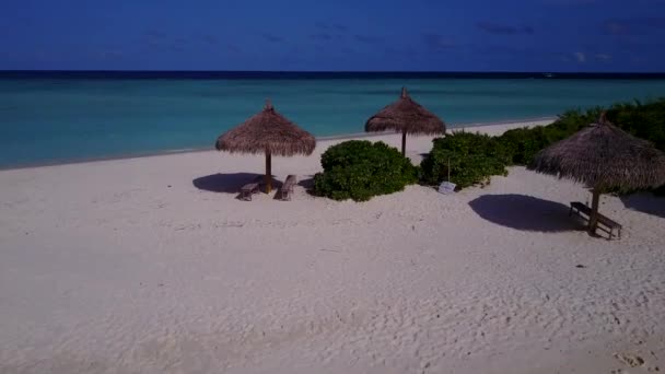 Drohnencharakter des Luxus-Resorts Strandurlaub durch klares Wasser und weißen Sandhintergrund — Stockvideo