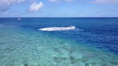 Deniz lagününün romantik dokusu. Mavi okyanus ve dalgaların yanındaki beyaz kum arka planı.