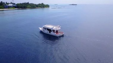 Cennetin romantik turizmi şeffaf lagünün yanında güneş doğduktan sonra beyaz kumlu arka planda turistik tatil