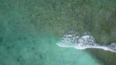 Romantik Körfez Sahil Yolculuğu. Mavi lagünün beyaz kumlu arka planı güneş ışığı altında.