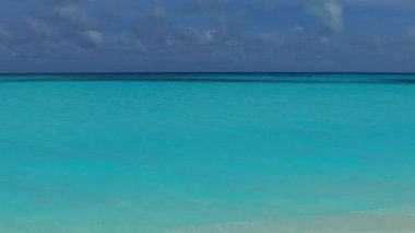 Dalgalara yakın beyaz kum arka planlı sığ deniz kıyısındaki güzel sahil macerasının gündüz dokusu