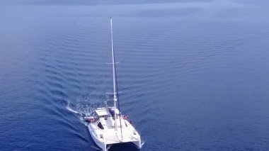 Mükemmel deniz manzarasının ılık dokusu sığ lagünü aşıyor ve güneş ışığında kumlu zemini temizliyor.