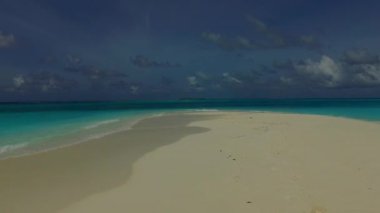 Güneş doğduktan sonra beyaz kum arka planıyla şeffaf okyanus kıyısında egzotik göl plajlarının romantik turizmi