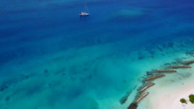 Resifin yakınındaki beyaz kumlu arka planda sığ sularda, göl kenarında gündüz turizmi