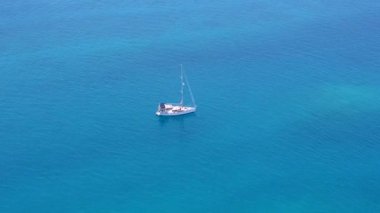 Güneş batmadan önce sığ suların ve beyaz kumların olduğu egzotik tatil beldelerinin yaz deniz manzarası.