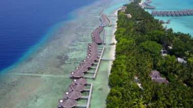 Şeffaf lagünün beyaz kumlu arka planıyla deniz manzaralı plaj yolculuğunun romantik doğası