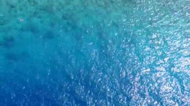 Mavi göl ve beyaz kum arka planının güzel turist plajı yaşam tarzının hava manzarası.