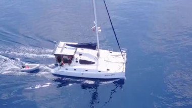 Su mavisi lagün ve kumsalın yakınındaki beyaz kumlu arkaplan tarafından mükemmel deniz kıyısı sahil seyahatinin manzarasını kapatın.