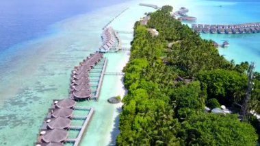 Mavi deniz kıyısındaki güzel körfez kumsalının güneşli soyutlaması ve dalgaların yanındaki beyaz kumlu arka plan