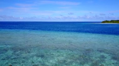 Su mavisi okyanus ve güneş doğduktan sonra beyaz kumlu arka plan tarafından sakin turistik plaj manzarası