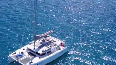 Mavi deniz kıyısındaki sakin göl saatinin yaz dokusu ve güneş doğduktan sonra beyaz kumlu arka plan