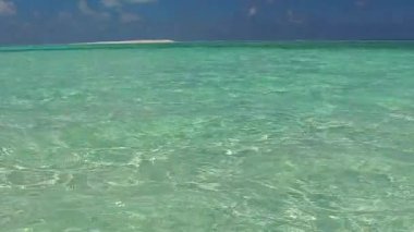 Turkuaz deniz ve tatil köyü yakınlarındaki beyaz kum arka planının güzel sahil sahili yaşam tarzının gündüz dokusu