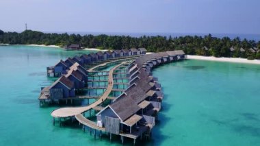 İnsansız hava aracı manzaralı cennet lagünü plaj tatili beyaz kum arka planlı mavi deniz kıyısında