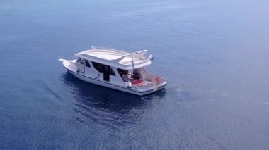 Cennet sahili sahil saatinin güneşli manzarası şeffaf deniz kenarında, resifin yanında beyaz kumlu arka plan