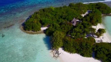 Cennetin romantik deniz manzarası. Mavi deniz manzaralı turistik plaj macerası. Ve dalgaların yanında beyaz kumlu arka plan.