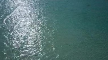 Mavi okyanus kıyısında, kumsalın yanında beyaz kumlu arka planda güzel turizm zamanı.
