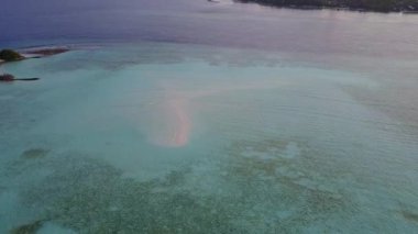 Mavi gölün kıyısındaki egzotik adanın boş manzarası dalgaların yanında parlak kumlu bir arka plan.