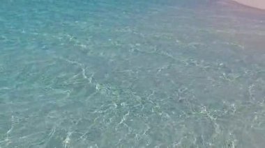 Beyaz kumlu arka planlı turkuaz okyanus tarafından sakin sahil macerasının insansız hava aracı manzarası