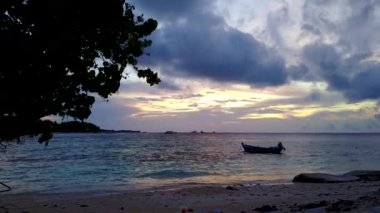 Şeffaf deniz ve beyaz kumlu arka planda mükemmel deniz kıyısı tatili manzarası.