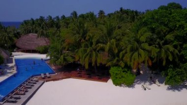 Romantik deniz manzarası. Mavi okyanus kıyısında güzel bir sahil tatili. Ve tatil köyü yakınlarında parlak kumlu bir arka plan.