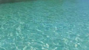 Şafak söktükten sonra beyaz kumlu arka planlı şeffaf su kenarında lüks sahil tatilinin romantik yolculuğu