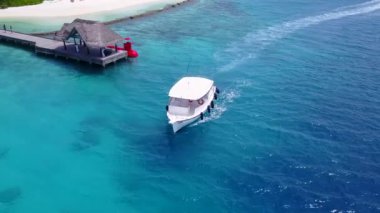 Deniz tatil köyü plajının soyut görüntülerini kapatın. Mavi okyanus ve dalgaların yakınında beyaz kumlu bir zemin oluşturun.