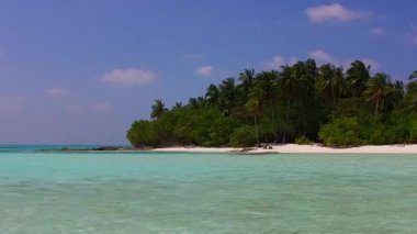 Açık deniz kenarındaki tropikal turizm turizmi ve tatil beldesi yakınlarındaki beyaz kumlu arka plan