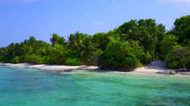 Açık okyanus ve tatil köyü yakınlarındaki beyaz kumlu arka planda tropikal körfez kumsal saatinin romantik turizmi