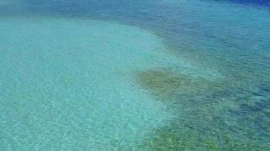 Mavi deniz kıyısındaki deniz manzaralı deniz manzaralı ve parlak kumlu arka planda insansız hava aracı soyutlaması