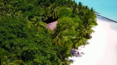 Lüks körfez sahil yaşam tarzının sığ deniz manzarası ve resifin yakınındaki beyaz kumlu zemin