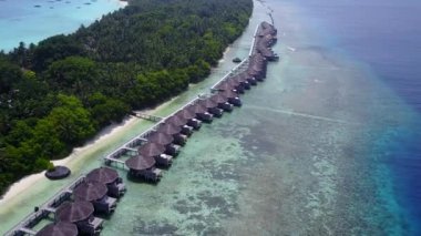 Deniz manzaralı gökyüzü. Sahil macerası. Mavi yeşil deniz, beyaz kum arka planda.