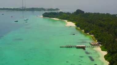 Mavi deniz kıyısında beyaz kumlu arka planda rahatlatıcı deniz manzaralı turizm
