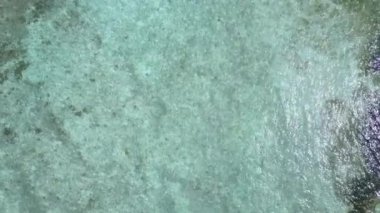 Gün batımından önce açık göl ve parlak kum arkaplanı ile deniz kıyısı macerasının gündüz soyutlanması