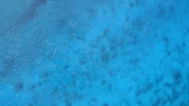 Mükemmel sahil turizmini taklit et. Mavi deniz kenarında, resifin yanında beyaz kumlu arka plan.