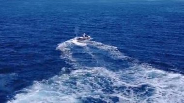 Cennet adasının geniş açılı manzarası güneş doğduktan sonra beyaz kumlu arka planla mavi okyanus tarafından kırılıyor.
