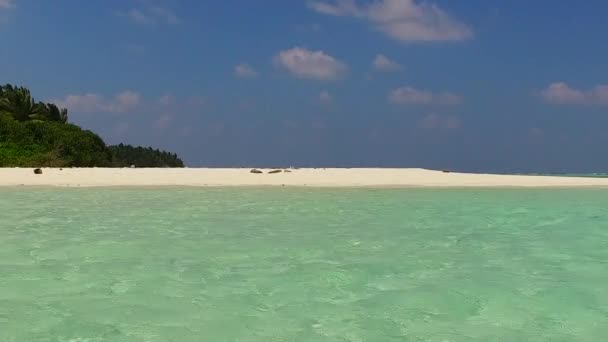 Zonnig toerisme van luxe uitzicht op zee strand vakantie door turquoise lagune en witte zandachtergrond in de buurt van golven — Stockvideo