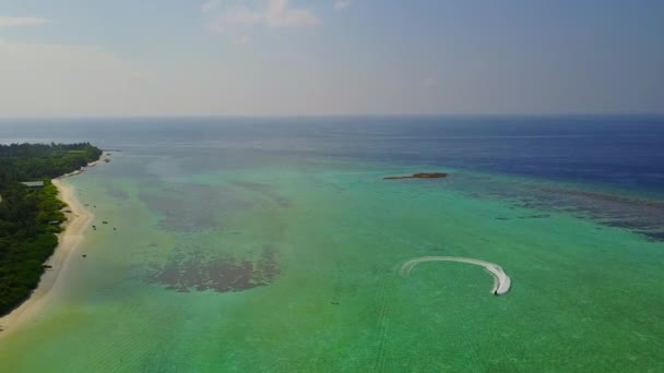 Romantické scenérie klidné pobřeží pláž plavba od aqua modré moře a bílý písek pozadí v blízkosti útesu — Stock video
