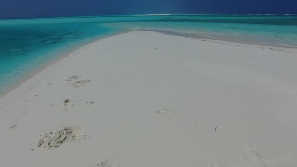 Теплая панорама тропического побережья с бирюзовой водой и чистым песчаным фоном рядом с песчаным баром — стоковое видео