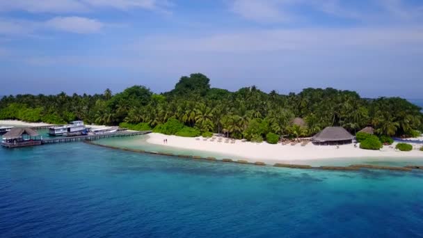 Amplio ángulo de viaje de playa relajante laguna por el agua azul y fondo de arena blanca antes de la puesta del sol — Vídeo de stock