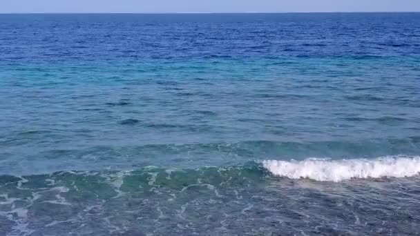 Texture vide de la station balnéaire idyllique voyage par l'océan bleu avec fond sablonneux blanc près des vagues — Video