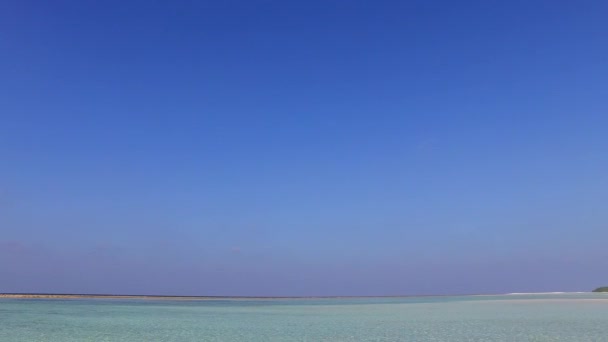 Zblízka krajina perfektní ostrov pláž výlet modrým mořem s bílým pískem pozadí před západem slunce — Stock video
