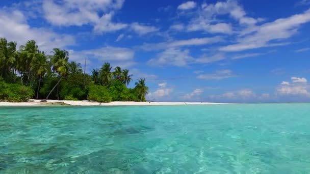 Üres turizmus tengerparti strand nyaralás tiszta óceán és fehér homok háttér közelében zátony — Stock videók