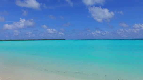 Soleado panorama de relajantes vacaciones en la playa de la isla junto a la laguna turquesa y el fondo de arena blanca antes del atardecer — Vídeos de Stock