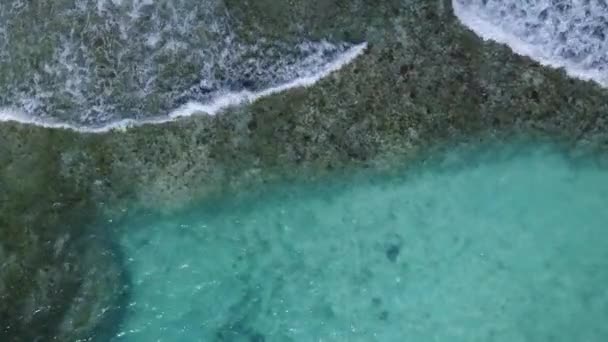 Zonnige reis van prachtig uitzicht op zee strand vakantie door blauwe oceaan met wit zand achtergrond in de buurt van golven — Stockvideo